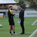 Criciúma prepara mudança tática e deve voltar a jogar com três zagueiros contra o São Bernardo