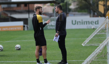 Criciúma prepara mudança tática e deve voltar a jogar com três zagueiros contra o São Bernardo