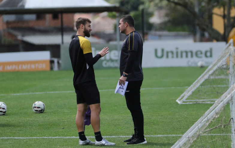 Criciúma prepara mudança tática e deve voltar a jogar com três zagueiros contra o São Bernardo