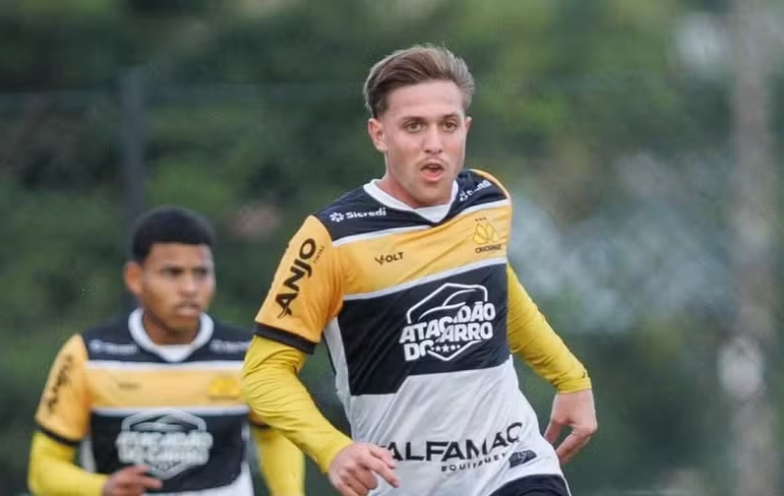 Criciúma renova contrato do volante Lucas Bugs até o fim de 2027