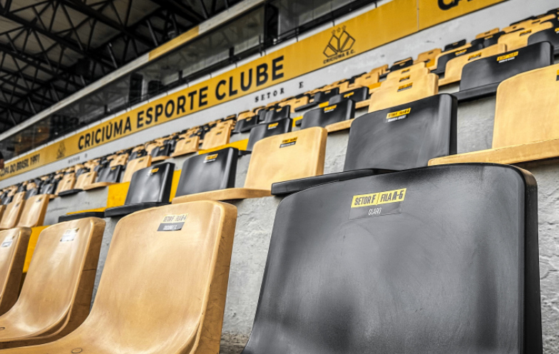 Falta de material adia entrega de cadeiras no Heriberto Hülse