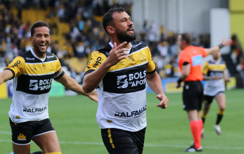 Luciano Castán treina nesta quarta e afasta temor de lesão que poderia tirá-lo da temporada