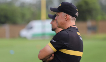 Camisa 9 vira dor de cabeça para Eduardo Baptista