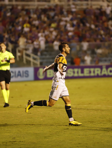 Criciúma marca e sofre nos 15 minutos iniciais da Série B