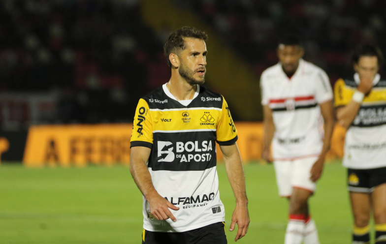 Fellipe Mateus foi ausência na reapresentação; Castán segue fora
