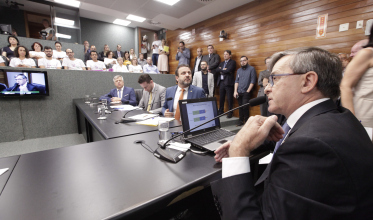 Devolução de recursos dos poderes ao Executivo volta à pauta