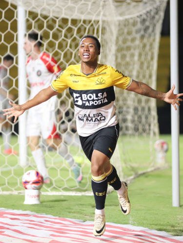 Hiago vive noite especial com primeiro gol no Criciúma