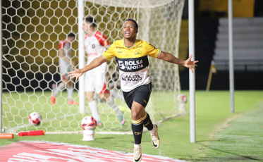 Hiago vive noite especial com primeiro gol no Criciúma