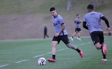 Corinthians avalia propostas, e futuro de Léo Mana segue indefinido