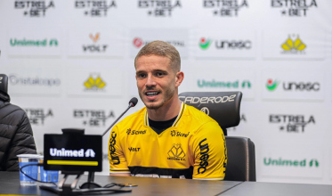 Léo Naldi não treina e aumenta rumor de saída