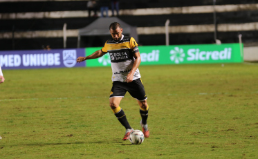 Criciúma tem cinco jogadores pendurados com dois amarelos