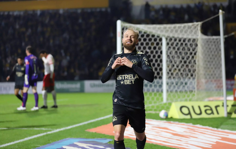 Marcelo Hermes tem duas propostas na mesa