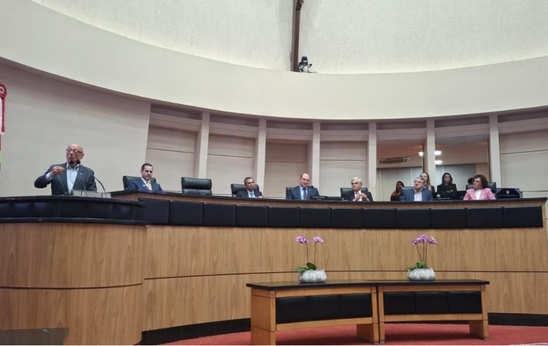 MDB é homenegeado na Alesc com discurso de Amin