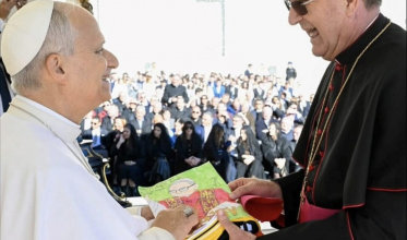 Papa Leão XIV recebe camisa do Criciúma em cerimônia no Vaticano