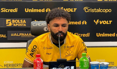 Romarinho é apresentado no Criciúma e destaca família, versatilidade e foco no acesso