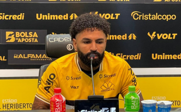 Romarinho é apresentado no Criciúma e destaca família, versatilidade e foco no acesso