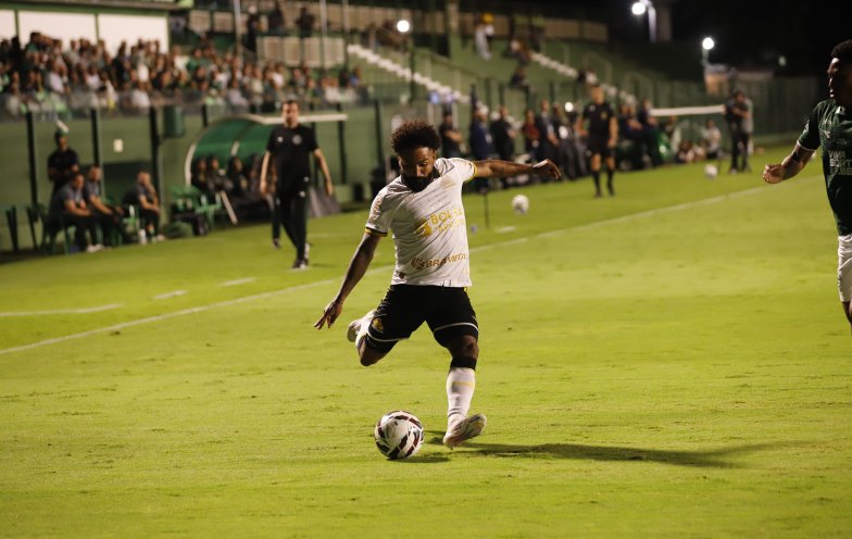 Eduardo Baptista quebra a cabeça com físico do Criciúma
