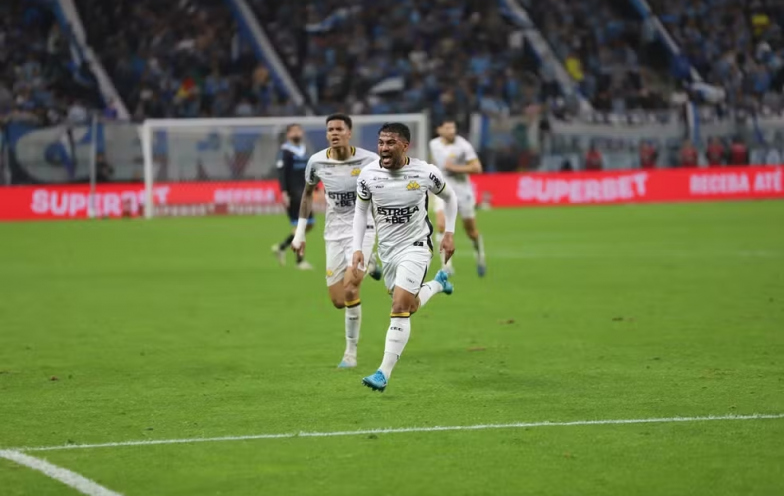 Ronald chega hoje e realiza exames