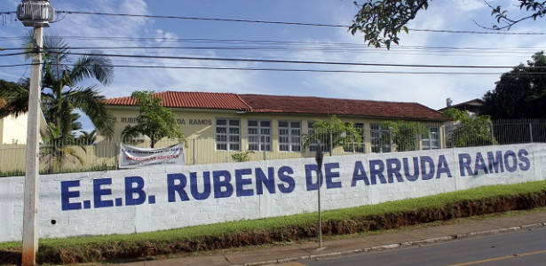 Alunos de escola de Criciúma recebem policial militar com abraço caloroso