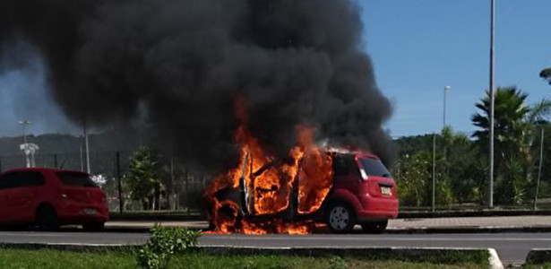 Carro pega fogo em Criciúma