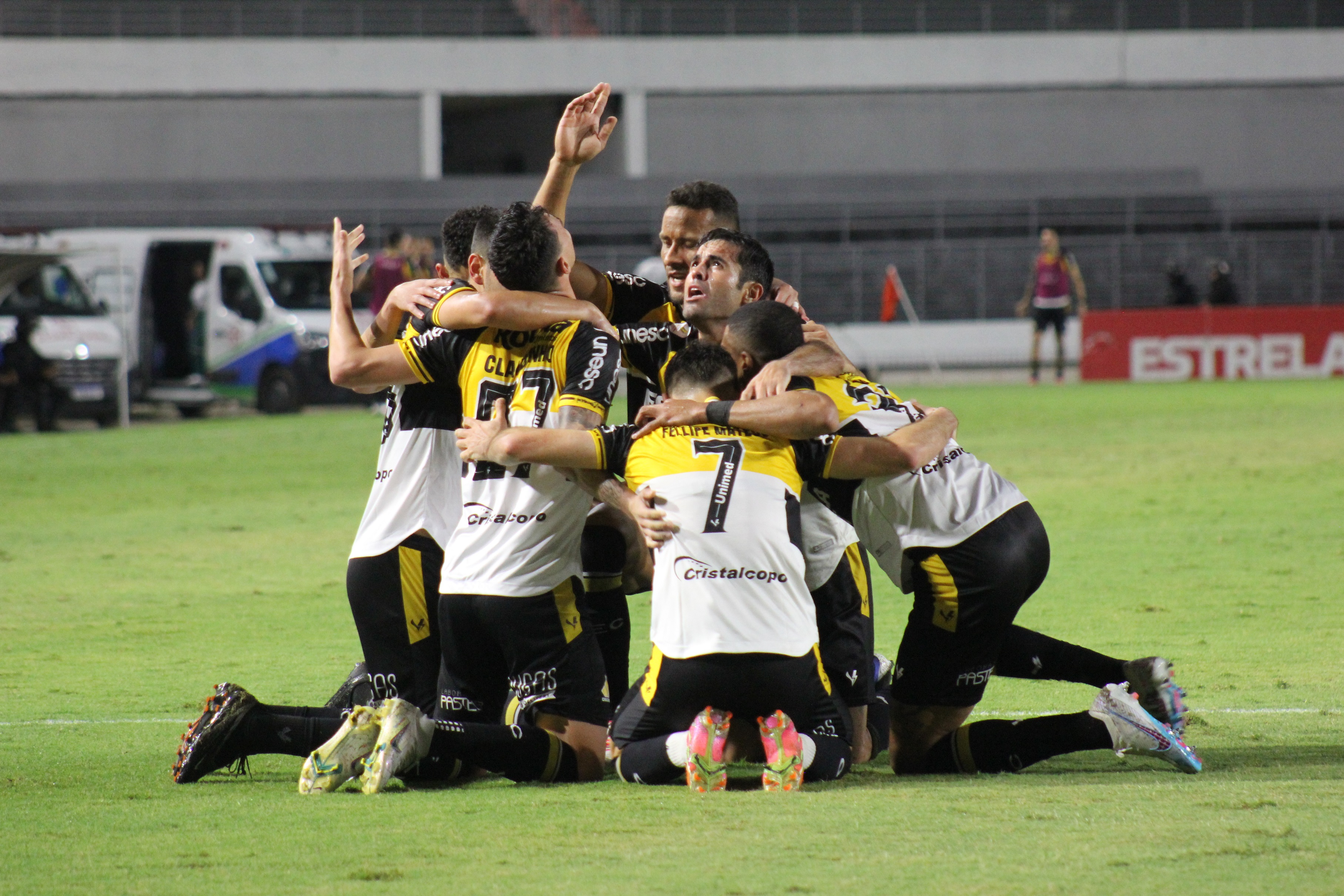 Com golaço de Foguinho, Chapecoense vence o CRB