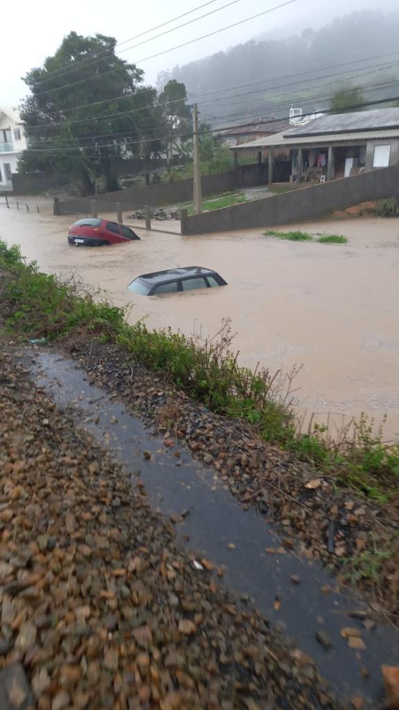 Temporal causa alagamentos, queda de energia e estragos em Criciúma 