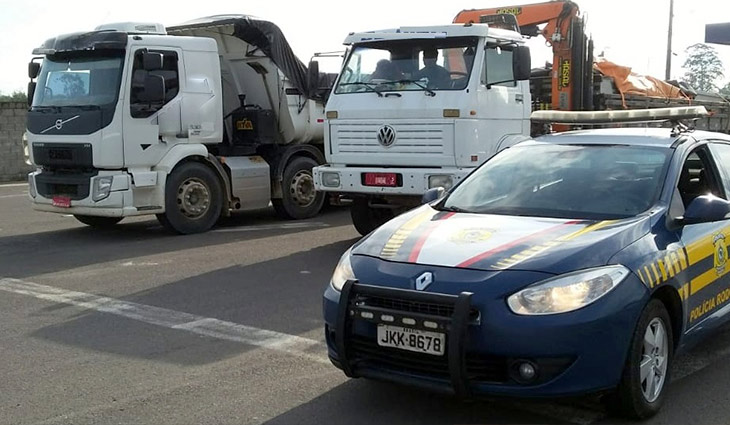 PRF de Rio do Sul Flagra caminhão arqueado com excesso de peso