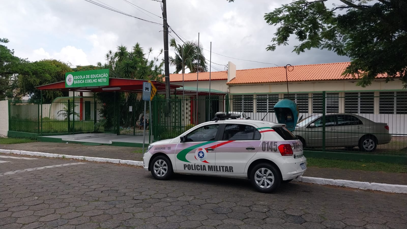 Alunos de escola de Criciúma recebem policial militar com abraço caloroso