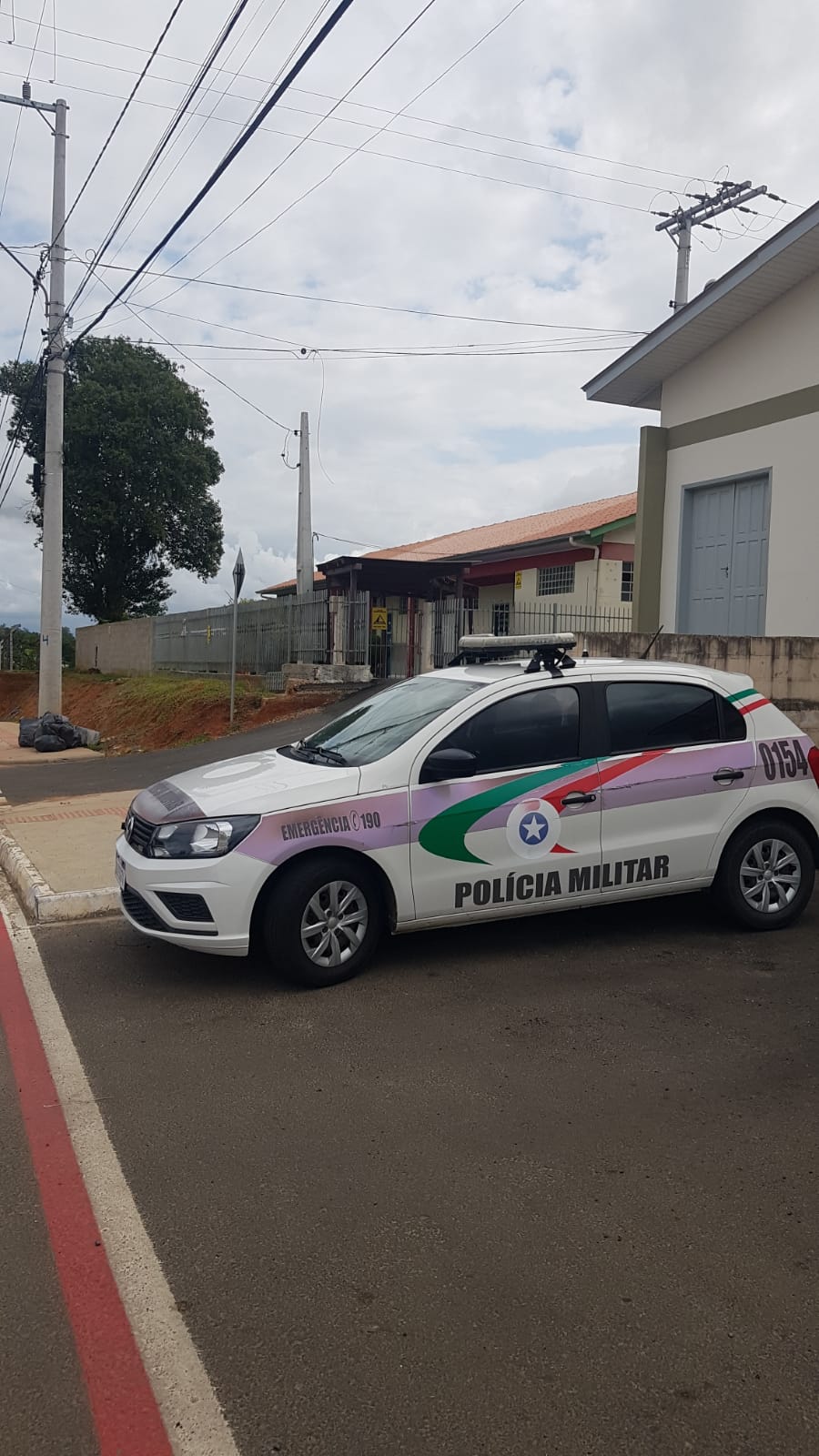 Alunos de escola de Criciúma recebem policial militar com abraço caloroso