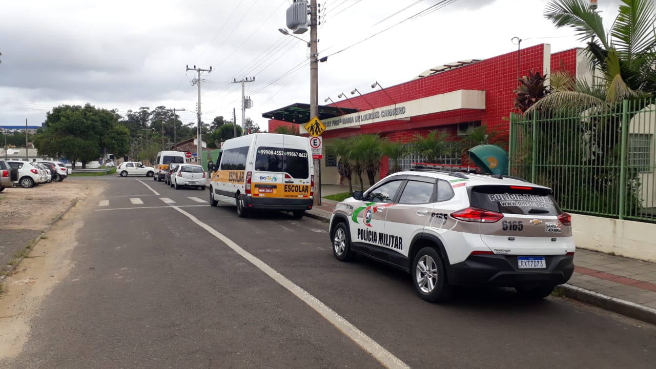 Alunos de escola de Criciúma recebem policial militar com abraço caloroso